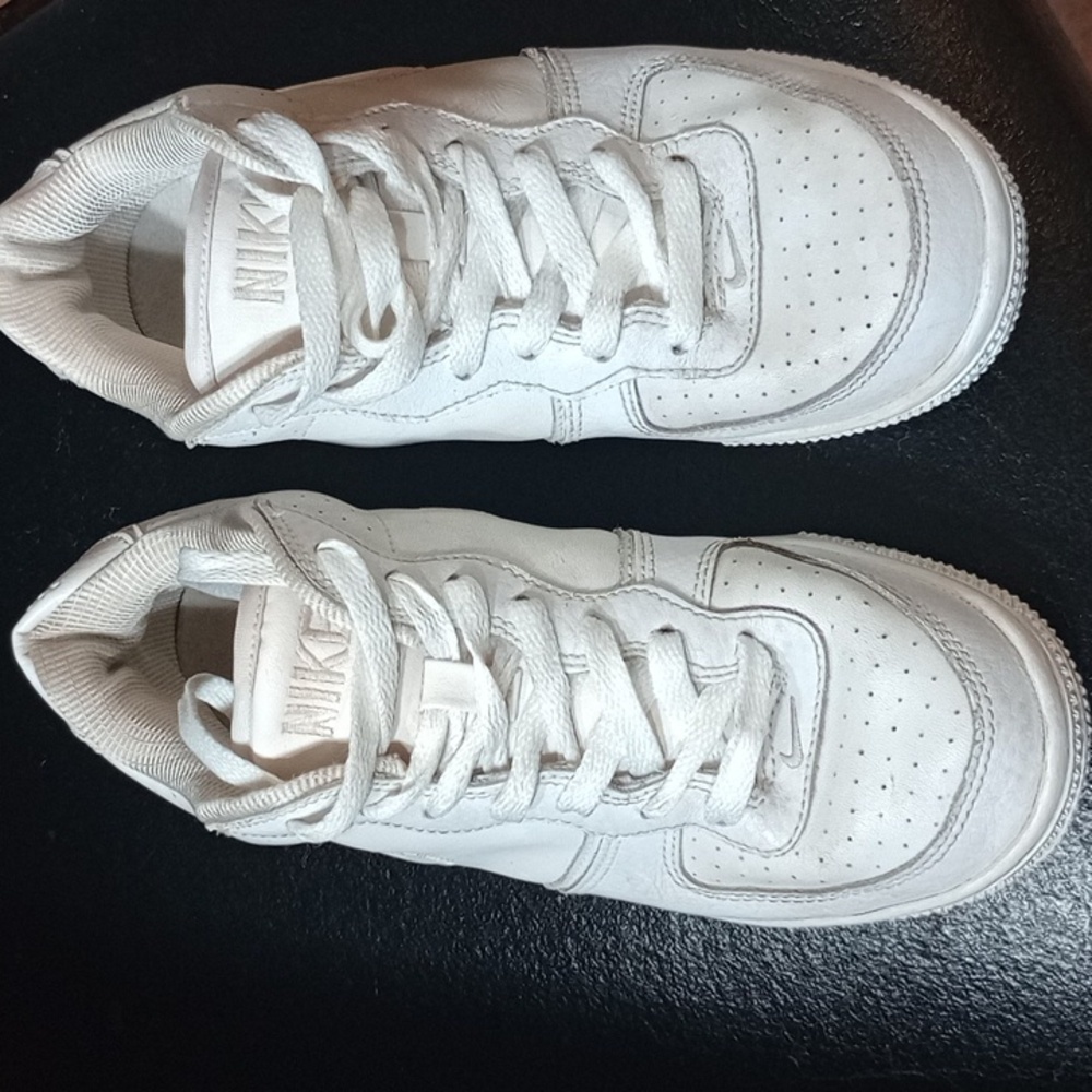 Nike White Low-Top Sneakers Size 4.5Y